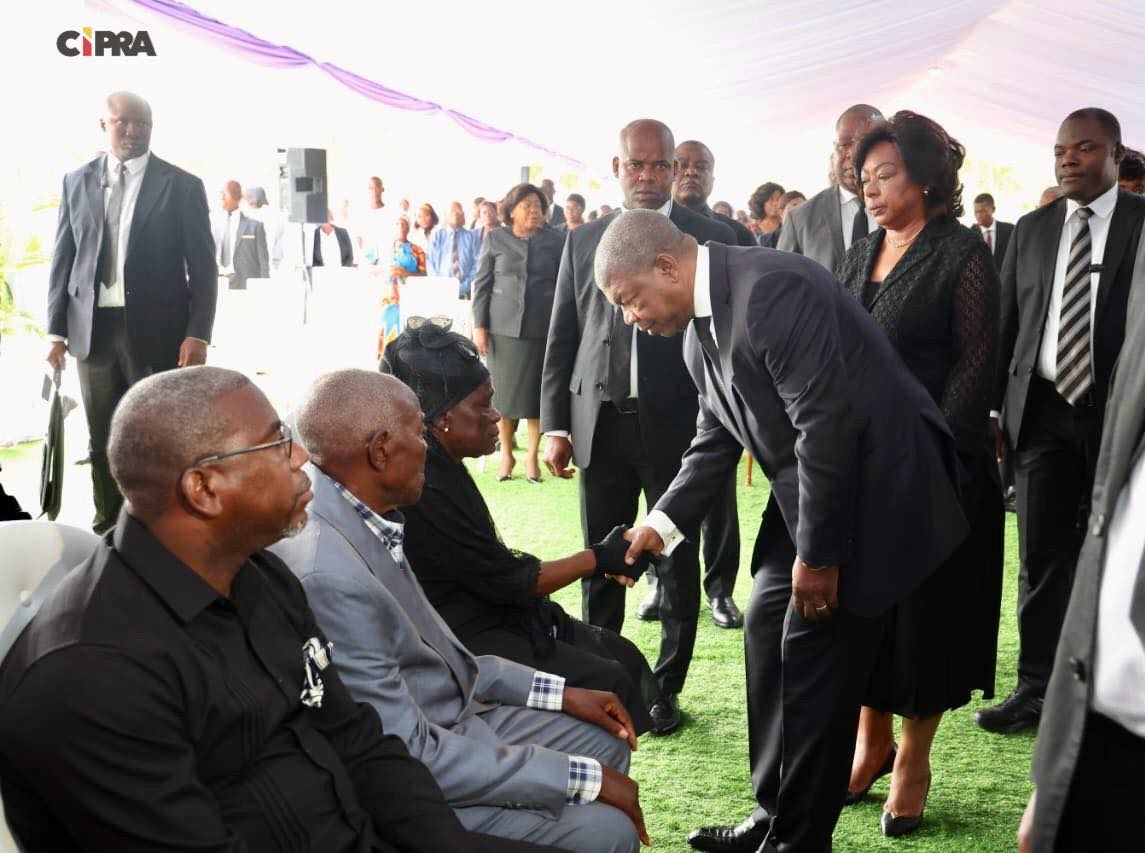 PRESIDENTE DA REPÚBLICA RENDEU ÚLTIMA HOMENAGEM AO GENERAL MAWA ,CONFORTO À FAMÍLIA NO VELÓRIO ESTA MANHÃ