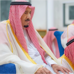 O guardião das Duas Mesquitas Sagradas realiza a oração do Eid al-Fitr no Palácio Al-Salam em Jeddah