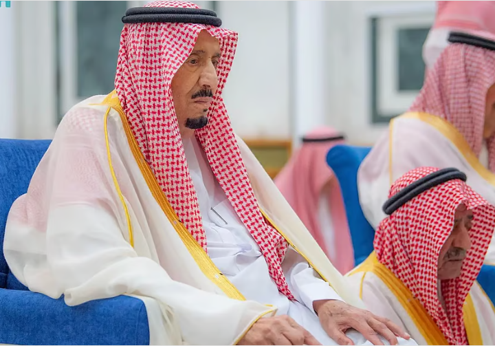 O guardião das Duas Mesquitas Sagradas realiza a oração do Eid al-Fitr no Palácio Al-Salam em Jeddah
