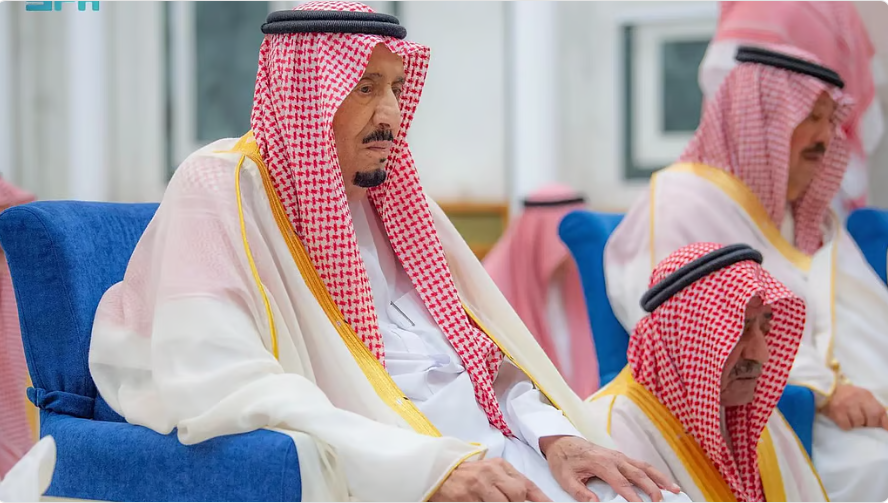 O guardião das Duas Mesquitas Sagradas realiza a oração do Eid al-Fitr no Palácio Al-Salam em Jeddah