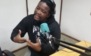 ATIVISTA GANSTA ENTRA EM CONFRONTO COM A MÁFIA DO MPLA E DESAFIA PARA MOSTRAREM VÍDEO QUE SUPOSTAMENTE ELE RECEBEU DAS MÃOS DELES OS 800 MIL $