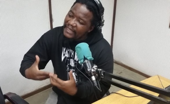 ATIVISTA GANSTA ENTRA EM CONFRONTO COM A MÁFIA DO MPLA E DESAFIA PARA MOSTRAREM VÍDEO QUE SUPOSTAMENTE ELE RECEBEU DAS MÃOS DELES OS 800 MIL $