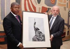Chefe de Estado presenteado com fotografia de um dos maiores fotojornalistas do Brasil