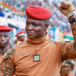 Por que o líder da junta de Burkina Faso conquistou corações e mentes em todo o mundo