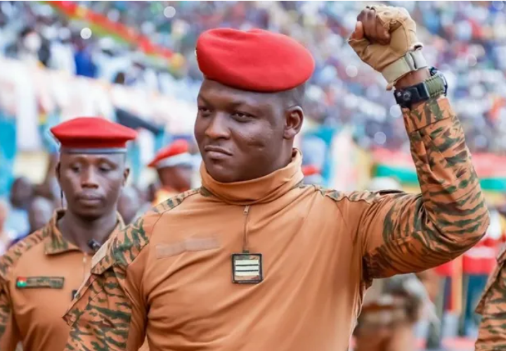 Por que o líder da junta de Burkina Faso conquistou corações e mentes em todo o mundo