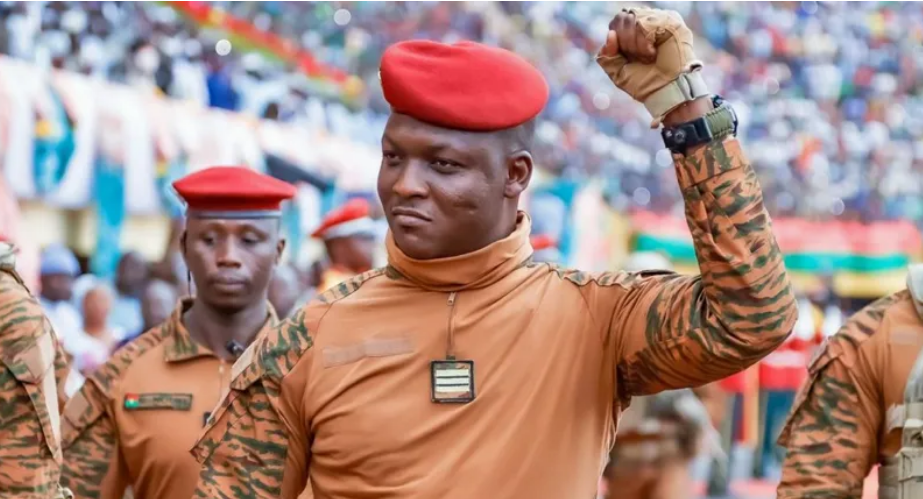 Por que o líder da junta de Burkina Faso conquistou corações e mentes em todo o mundo