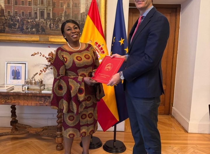 S.E. EMBAIXADORA EXTRAORDINÁRIA E PLENIPOTENCIÁRIA DA REPÚBLICA DE ANGOLA NO REINO DE ESPANHA, ENTREGA DE CARTAS FIGURADAS