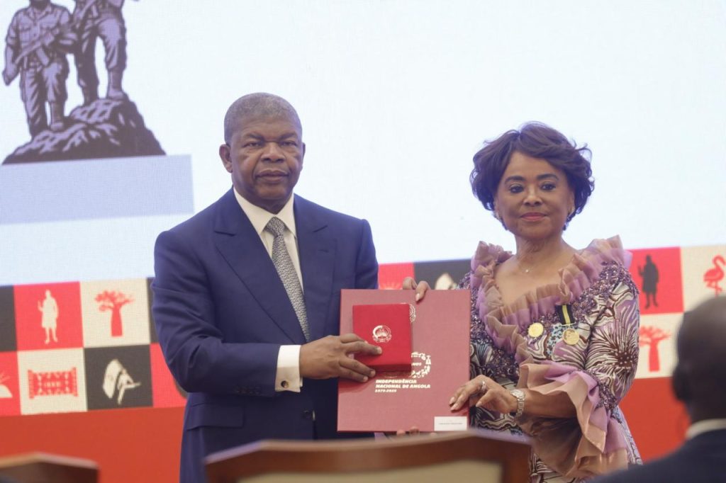 Presidente João Lourenço outorga Medalha na categoria de Paz e Desenvolvimento CAROLINA CERQUEIRA CONDECORADA NOS 50 ANOS DA INDEPENDÊNCIA NACIONAL