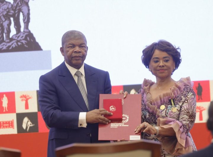 Presidente João Lourenço outorga Medalha na categoria de Paz e Desenvolvimento CAROLINA CERQUEIRA CONDECORADA NOS 50 ANOS DA INDEPENDÊNCIA NACIONAL