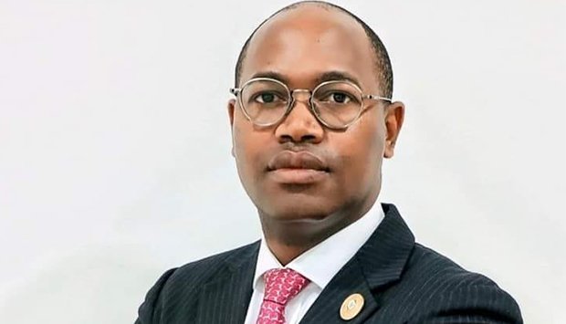 Charlatão João Diogo Gaspar, foi oferecer bandeira, e camisa do MPLA numa aldeia que não tem água nem energia