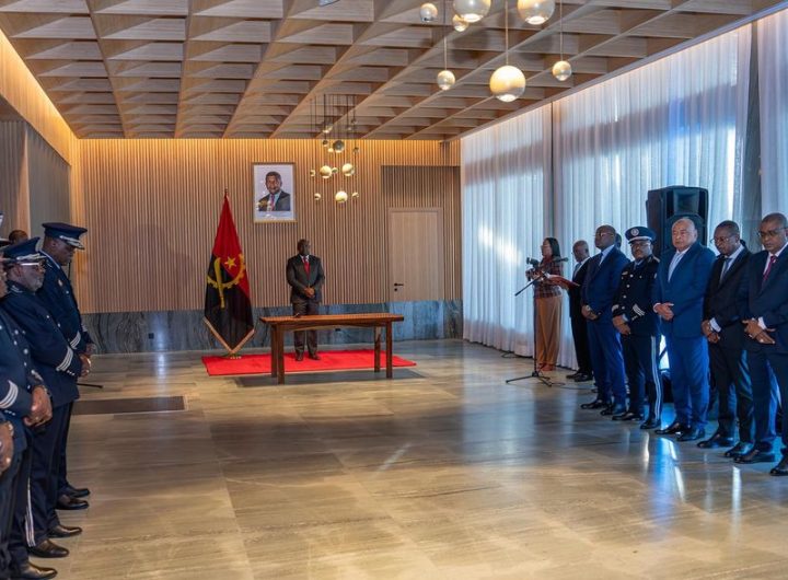 ACTO SOLENE DE TOMADA DE POSSE E IMPOSIÇÃO DE PATENTES DE OFICIAIS COMISSÁRIOS DA PNA E DO SIC